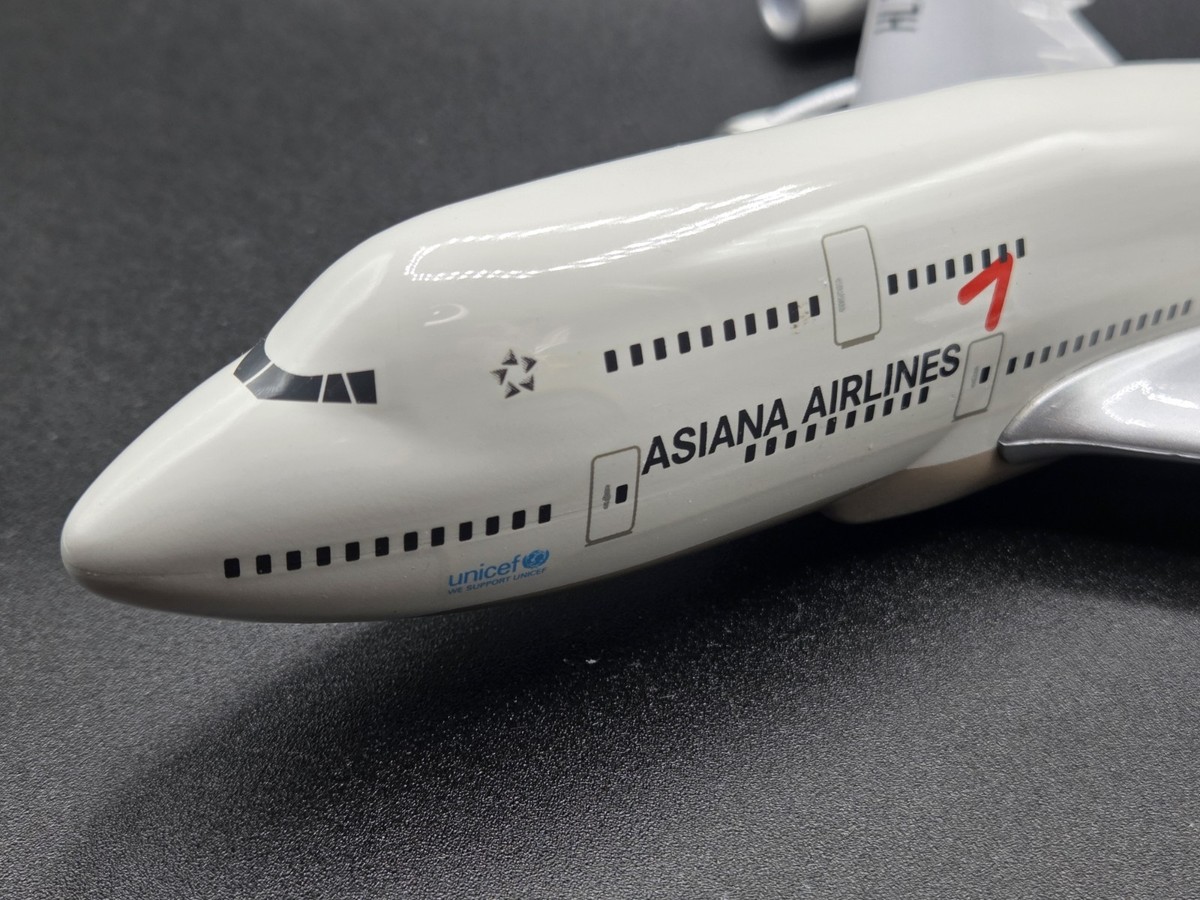 Asiana Airlines Boeing 747-400 1/200 Scale Desktop Aircraft