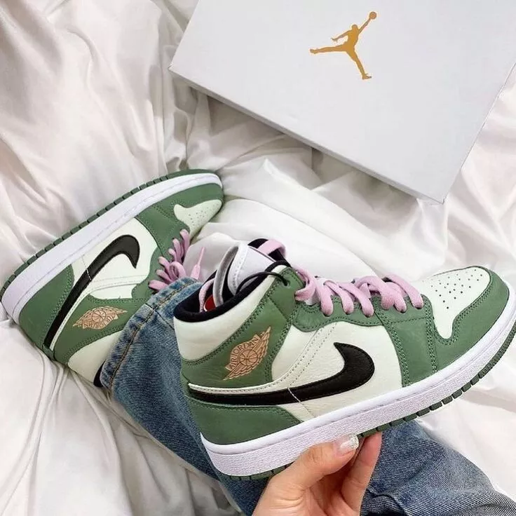 NIKE WMNS AIR JORDAN 1 MID \