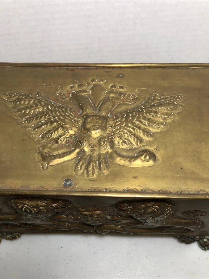 Humidor antiguo de latón macizo mecanizado a mano en relieve/esculpido con forro y cesta Foto 3 de 4