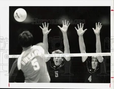 1985 Press Photo U.S. Volleyball Team Members Defend Against Bulgarians, Houston