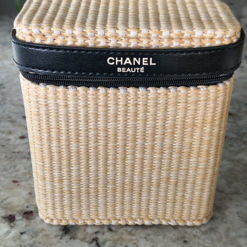 2026 Chanel LES BEIGES Summer Beach Bag Vanity Case (Limited Edition) Bag only 