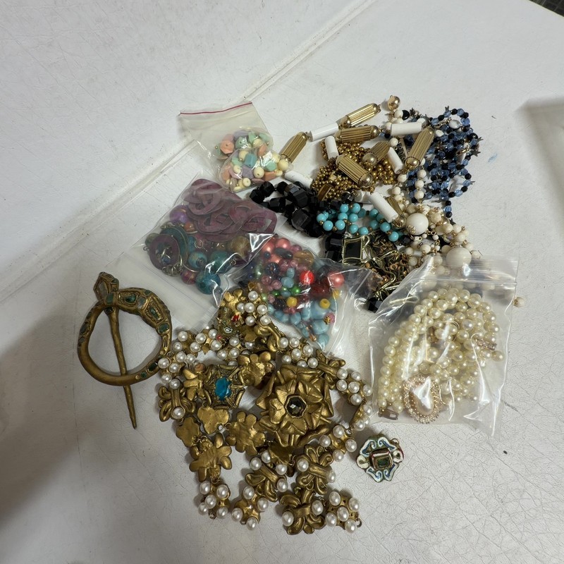 VINTAGE Costume Jewelry Lot Beads Necklaces Brooches Craft Parts Assorted