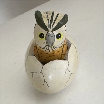 MAHFO Figurine chouette sortant d’un œuf craquelé, peinte à la main, 1 pièce - Photo 1/4