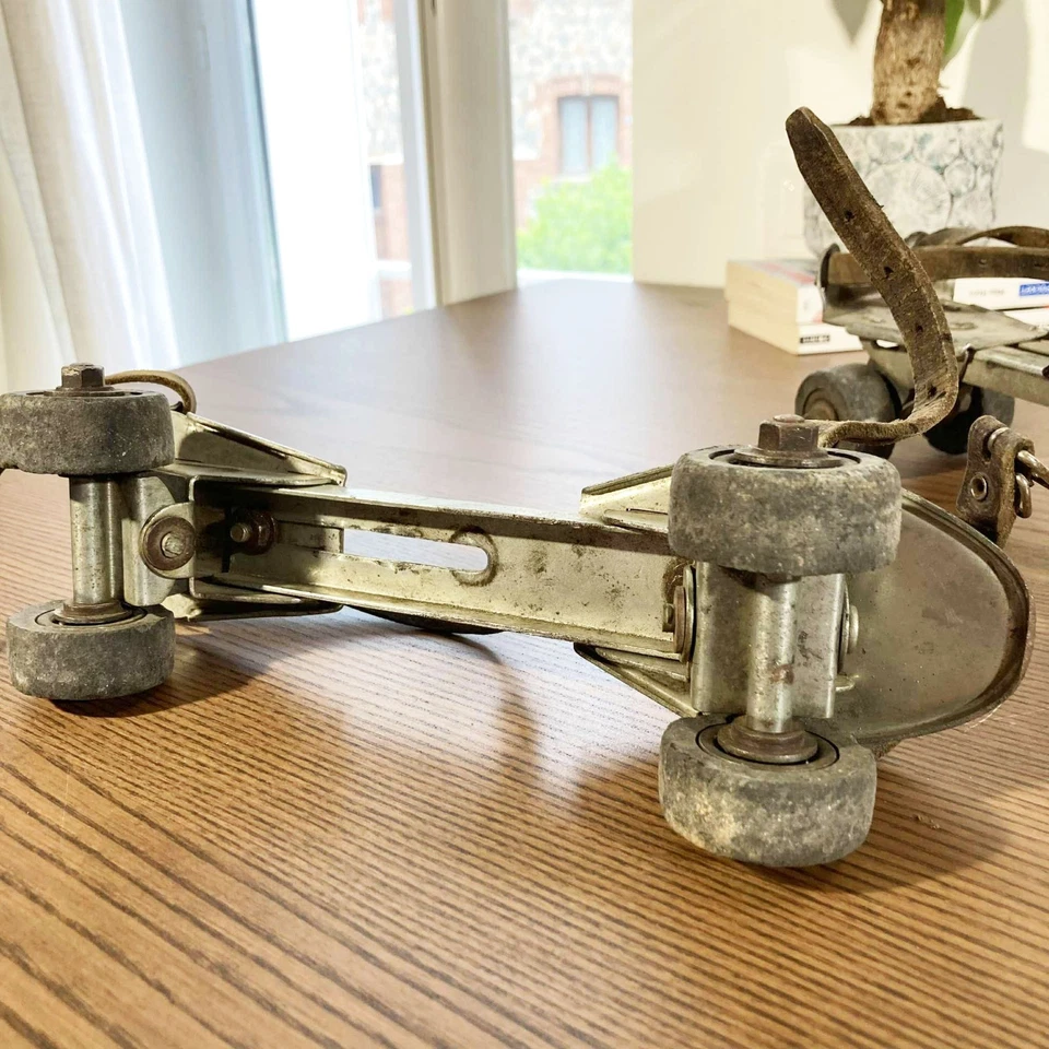 Patins à roulettes vintage en métal et cuir – Ancien modèle réglable 1940s - Photo 3/4