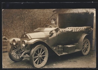 Foto-AK Auto Benz 1912, Chauffeur im KFZ vor der offenen Garage 