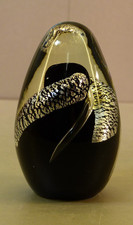 Briefbeschwerer aus Glas, eif&ouml;rmig,  mit schwarz/silbernen Dekor