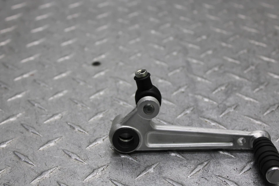 2006 SUZUKI HAYABUSA GSX1300R ПЕДАЛЬ ПЕРЕКЛЮЧЕНИЯ ПЕРЕДАЧ 25600-24F00 - Изображение 2 из 4