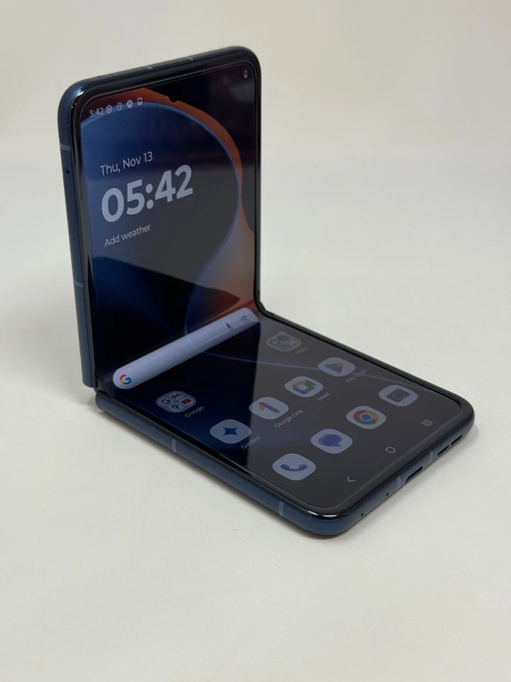 Motorola Razr 2025 (XT2553-3) - 256GB Unlocked Gibraltar Sea - Open Box Warranty - Image 2 of 4