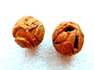 ANTIQUE 2 PCS    RARE  ROUND CARVED BIRD LEAVES ON WOOD BEADS