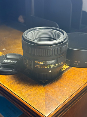 Nikon AF-S NIKKOR 50mm f/1.8G Standard Lens Nikon F Mount w/ hood. barely used