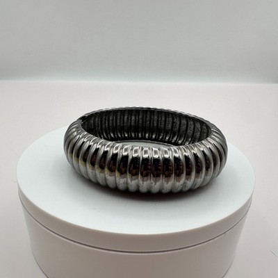 Vintage 90s Silver Tone Ribbed Chunky Bangle Bracelet Hinged Fashion Jewelry