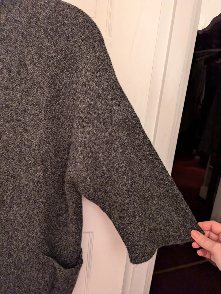 Cardigã Peruano Connection frente aberta bolsos cinza urze manga média 3/4 - Imagem 4 de 4