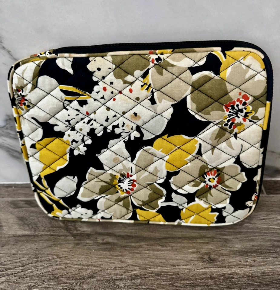 Vera Bradley Funda Acolchada Ipad Tablet 8" X 10" Amarillo/Gris Barroco Foto 2 de 4