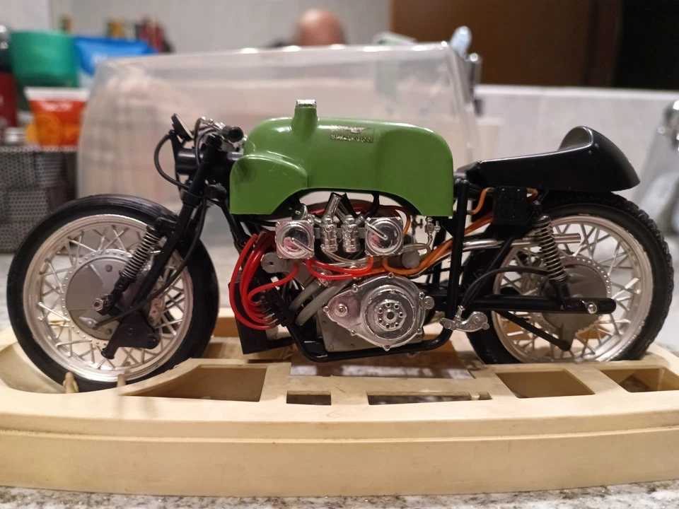 Moto Guzzi PROTAR 500 grand Prix 8 cilindri scala 1:9 con teca - anni 60 - Immagine 2 di 4