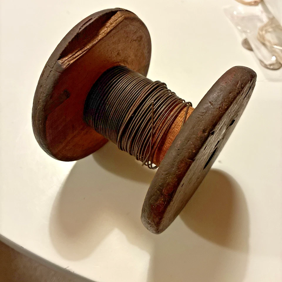 Carrete industrial plano de madera primitivo vintage con alambre negro recocido Foto 4 de 4