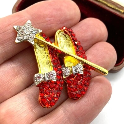 Schöne Dorothy rubinrote Schuhe mit Zauberstab & Stern - Zauberer von Oz - Diamanten Brosche