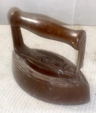 ANTIQUE SAD IRON WITH REMOVEABLE WOOD HANDLE