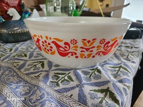 Pyrex Friendship #443 2.5 Quart Red Birds Cinderella Mixing Bowl Great condition