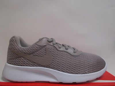 nike tanjun running shoes womens