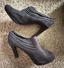Coach And Four Black Suede Heels Size 8 1/2