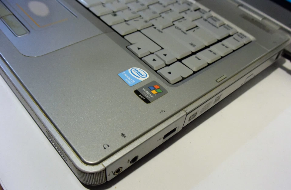 Portátil Compaq Presario C555NR 15,4" (Intel Celeron M 1,60 GHz 1 GB) TAL CUAL Foto 3 de 4