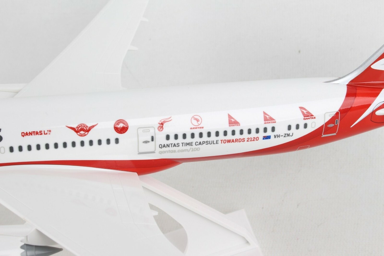 Skymarks SKR1044 Qantas Boeing 787-900 100th Annv Desk Top Model 1/200 Airplane