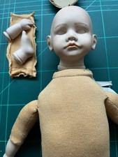 Neuer, bemalter Porzellan- Puppen- Kopf mit K&ouml;rper Armen und 1 Fu&szlig;  Handarbeit