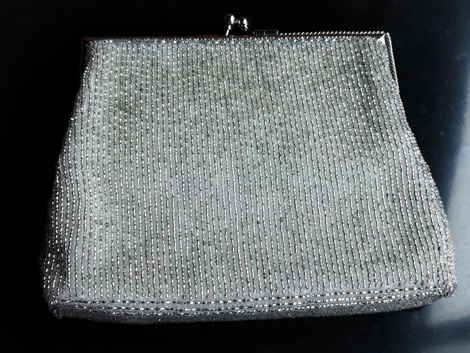 Bolso sin asas plateado vintage de calidad japonés con cuentas de noche Foto 4 de 4
