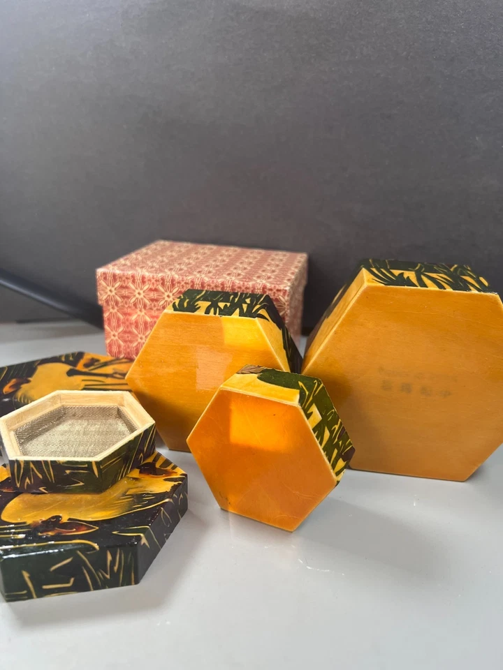 Cajas de anidación chinas lacadas de mediados de siglo - Diseño de cisne y pato (juego de tres) Foto 4 de 4