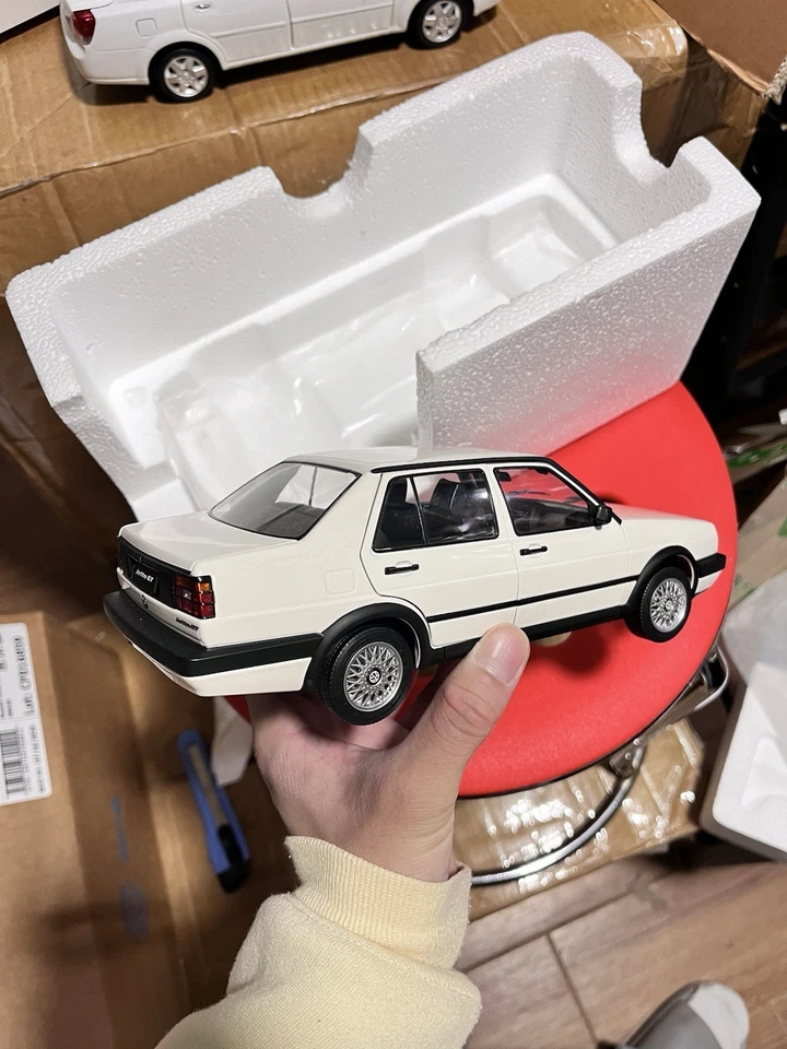 Литые модели автомобилей VW Volkswagen Jetta GT белый масштаб 1:18 - Изображение 3 из 4