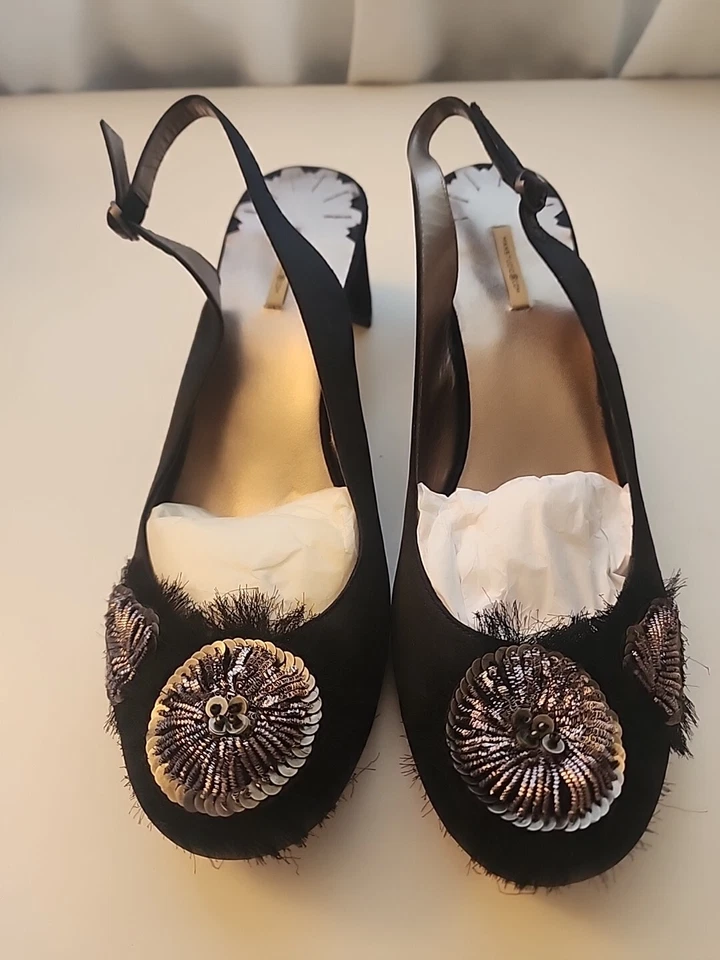 Max Studio 黑色缎面羽毛金属经典露跟高跟鞋 8M 码。 全新无标签 — 第 2/4 张图片