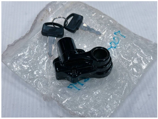 Llave de bloqueo de asiento genuina Honda GL1100 CB750K CB400F CB125S 77230-399-007 nueva sin usar Foto 4 de 4