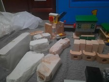 Thomas Wooden Railway Sodor Cargo Crane with CATHERINE and cargo car - NEW