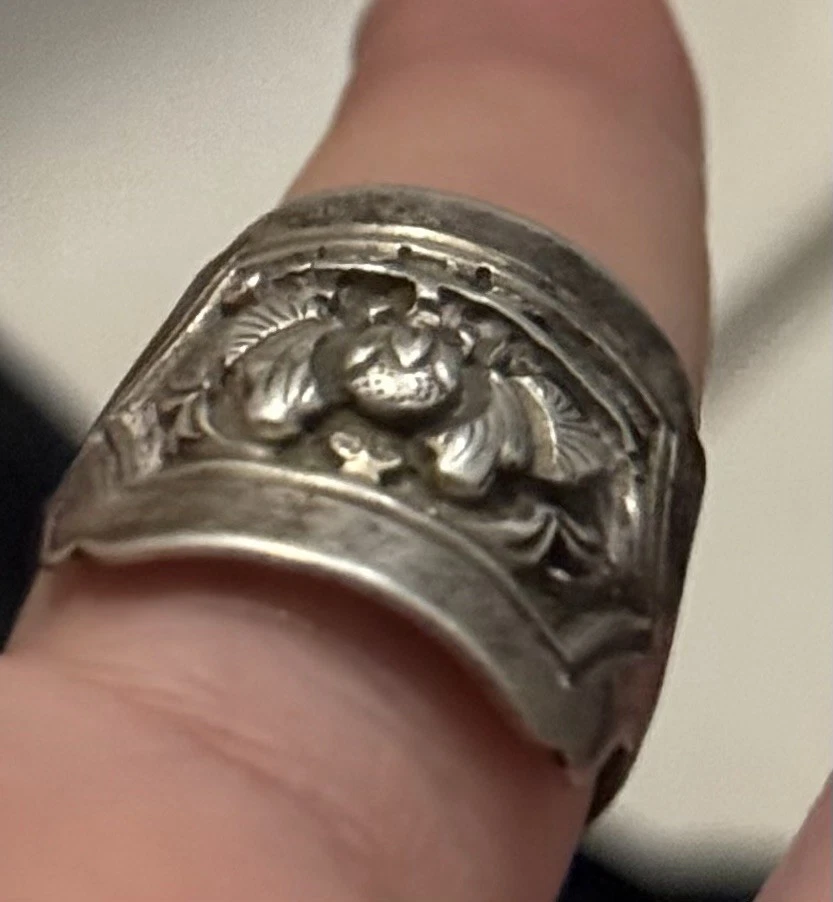 Antiguo Anillo de Plata Chino Repousse Talla 8 Ajustable Foto 3 de 4