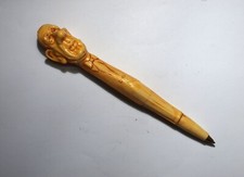 Rare stylo caricatural à l'effigie du général De Gaulle sans képi.