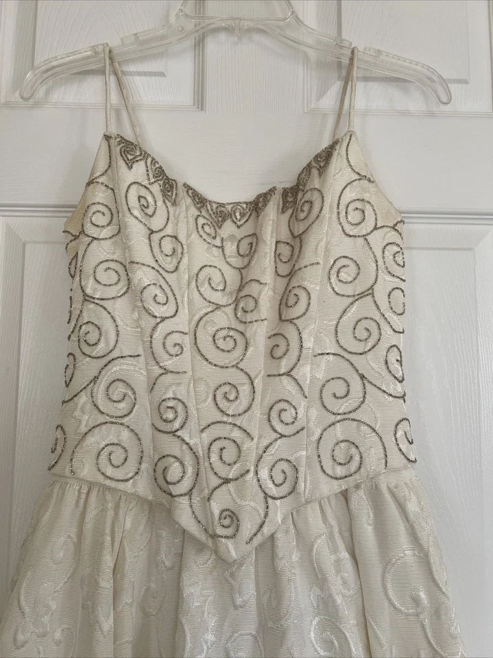 Corsé vintage hecho a medida marfil diseño con cuentas vestido de baile falda sin mangas pequeño Foto 4 de 4