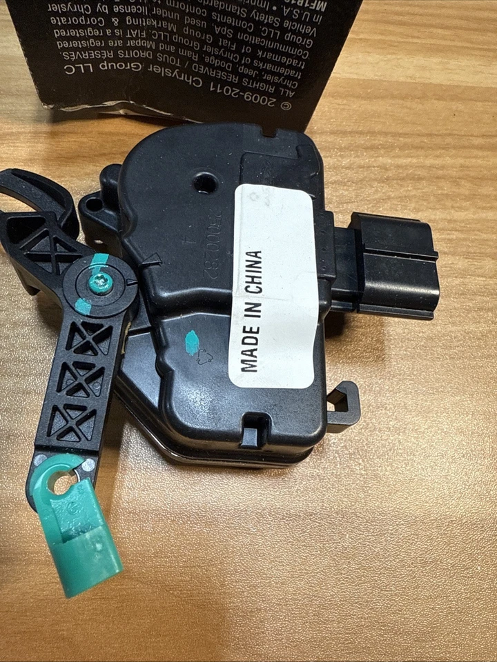 OEM Mopar 4717960AC ACTUATOR-Power Door Lock Caravan-Town Country Voyager 01-07 - Image 4 of 4