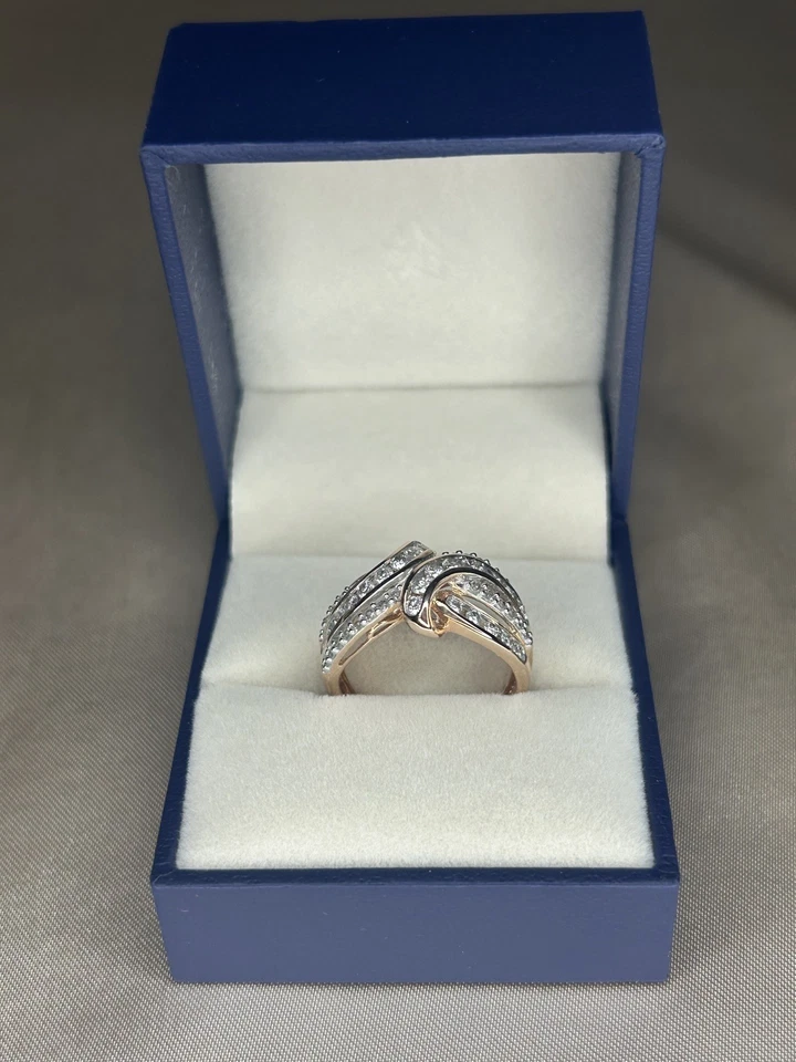 Anillo cruzado de diamantes de 1 quilate de oro rosa sólido de 10 quilates talla 7 Foto 4 de 4