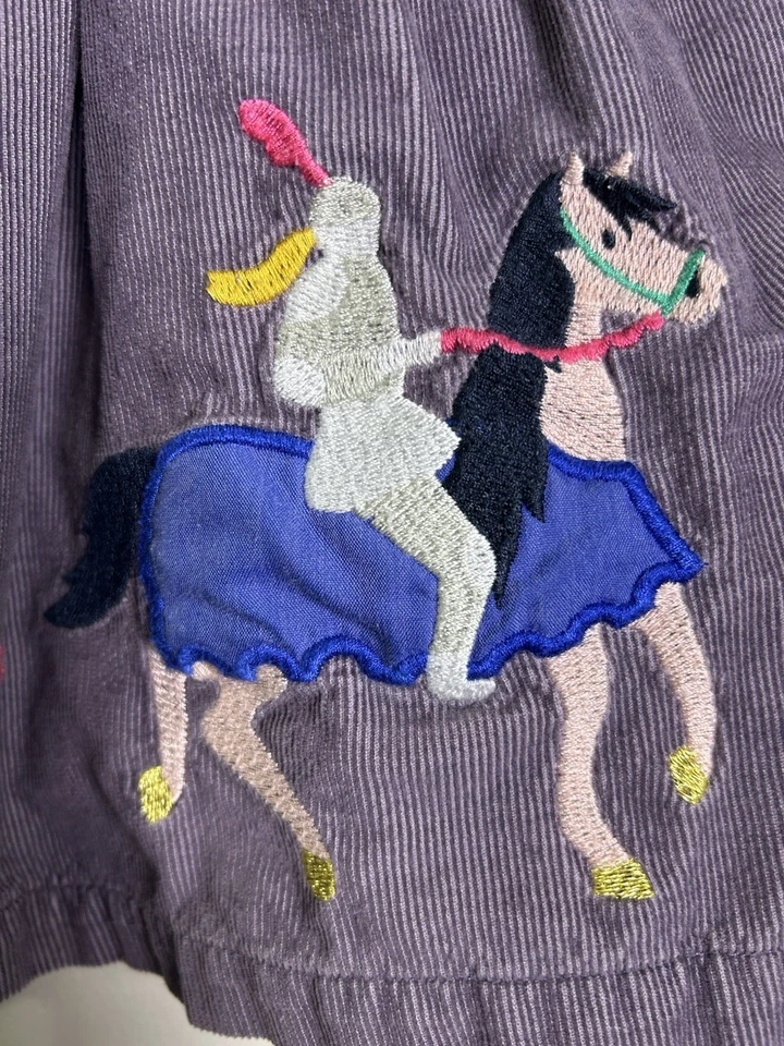 迷你紧身女孩灯芯绒紫色裙带刺绣马。 尺寸 6-7 — 第 2/4 张图片