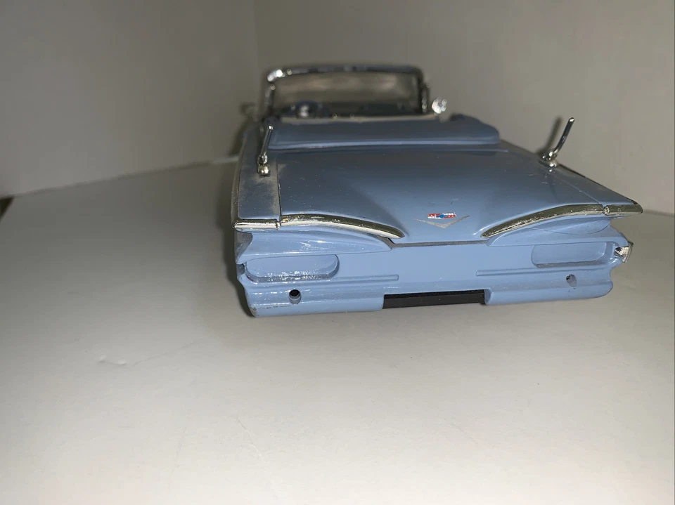 Coche modelo diecast Sun Star 1960 Chevy Impala convertible escala 1:18 Foto 4 de 4