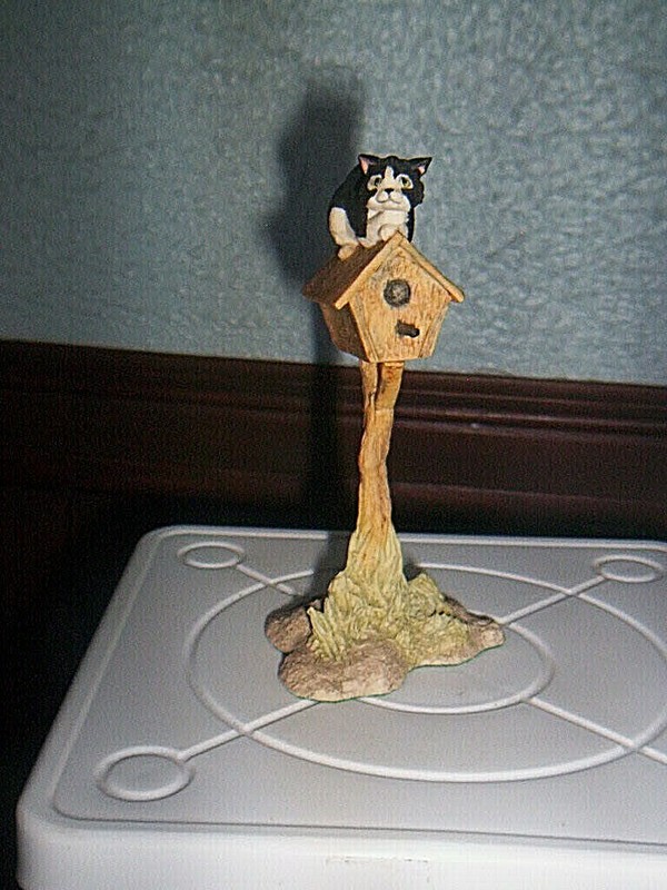  CUTE 1987 Vintage Border Fine Arts Cat on A Birdhouse Figurine Lowell Davis