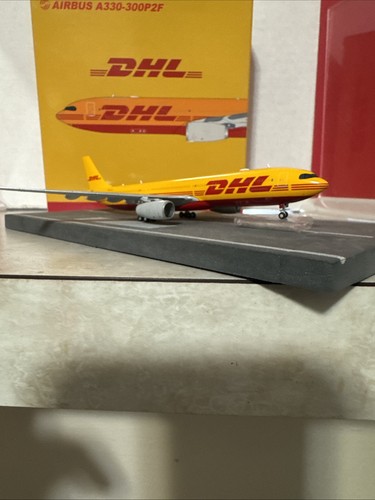 Phoenix Models 400 scale diecast model DHL A330-3P2F Commercial Airliner D-ACVG - Picture 3 of 15
