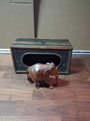 Handgeschnitzter Elefant in Holzkiste mit Blumenmuster