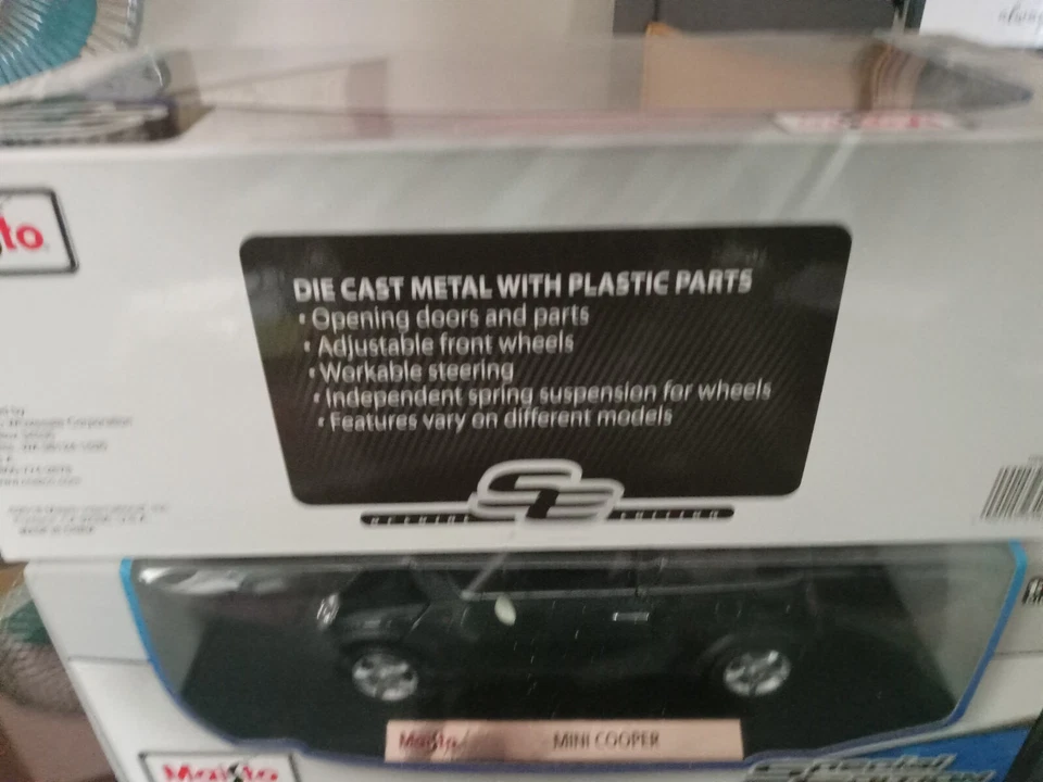 LOTE de dos Mini Cooper Green & Beetle (1955) Die Cast MAISTO Modelo Escala 1:18 Foto 3 de 4