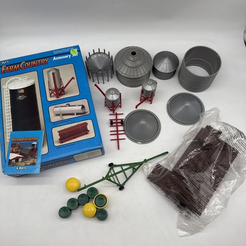 1/64 ERTL Farm Country Accessory Set Box with ERTL Silos, Bins, Sprayer, Roof ++