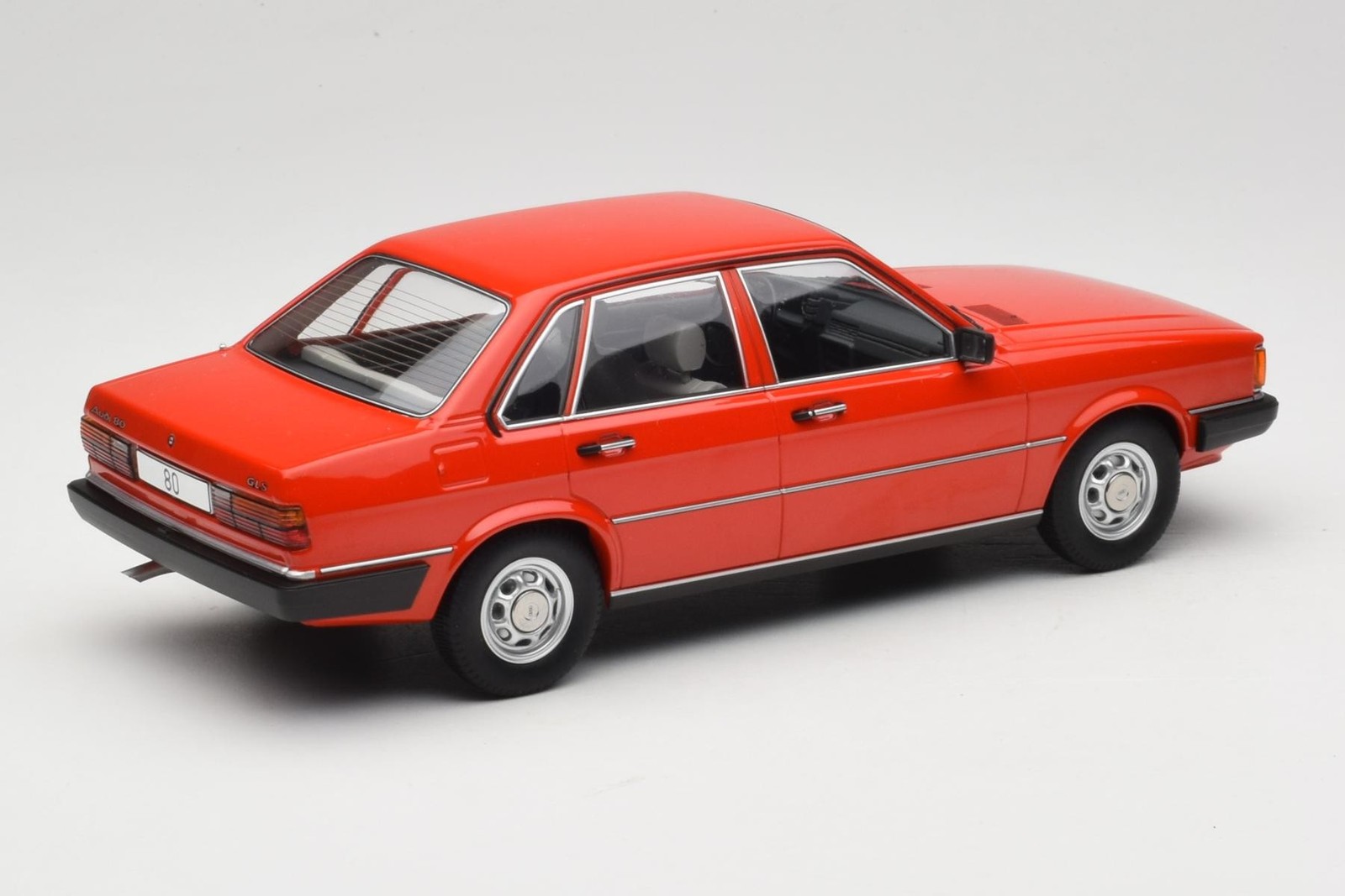 MCG18526 Audi 80 B2 GLS Red MCG 1:18