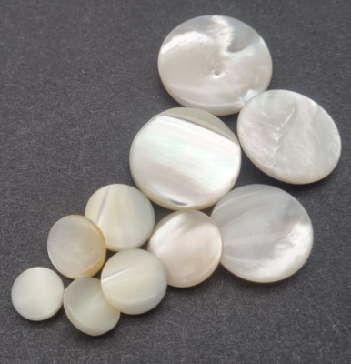 Weißer Perlmutt Natur-Ösen-Knopf 10-25 mm / Mother-of-Pearl Bouton Nacre P10