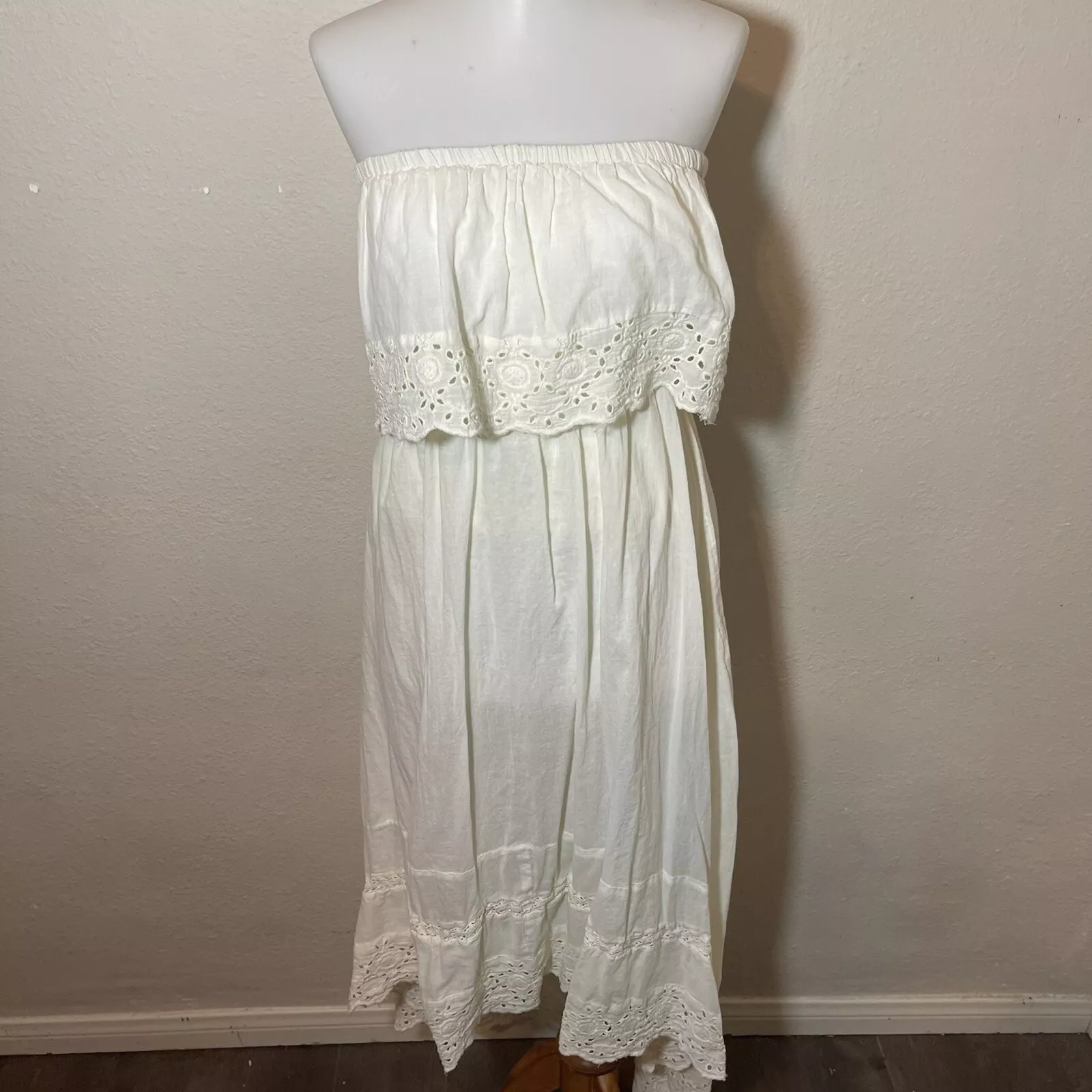 Robe décolletée à volants et accents floraux Fashion Force doublée haute basse