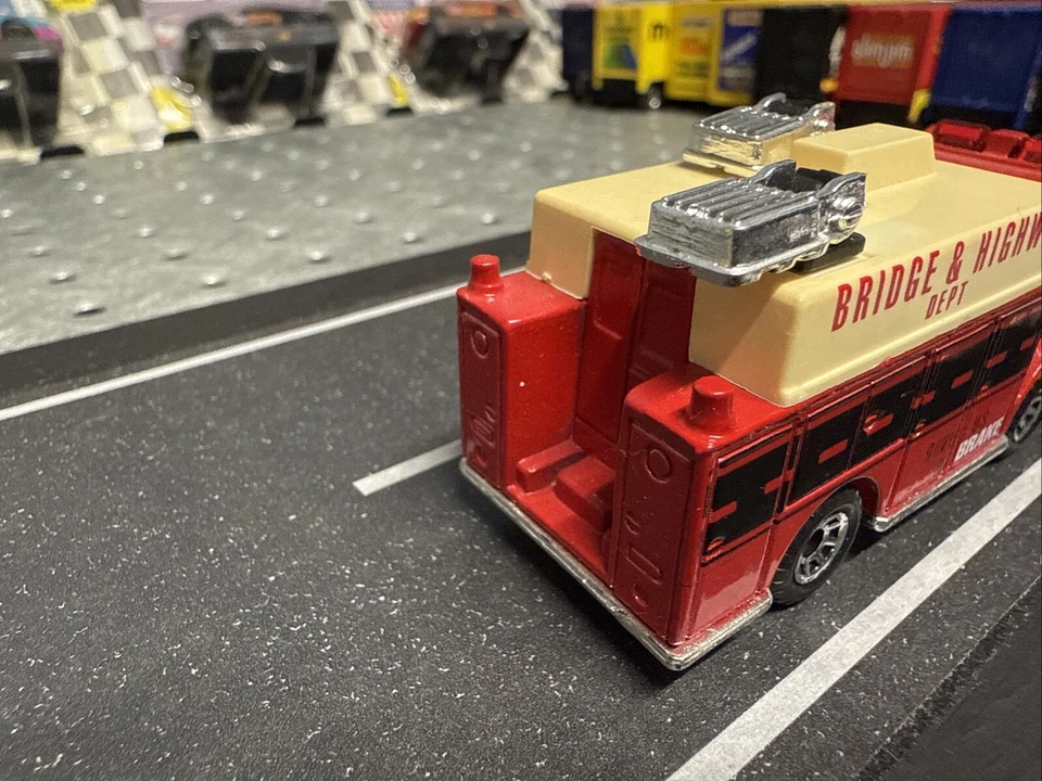 1991 MATCHBOX MACK AUXILIARY POWER TRUCK BRIDGE & HIGHWAY DEPT RED 1/64 Scale - Image 3 of 4