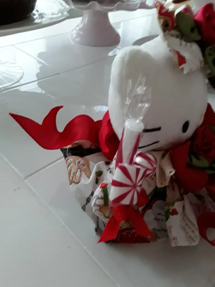 GALLETAS DE JENGIBRE DE NAVIDAD VESTIDAS HELLO KITTY CON CORAZÓN ORNIE Y CARAMELOS Foto 4 de 4